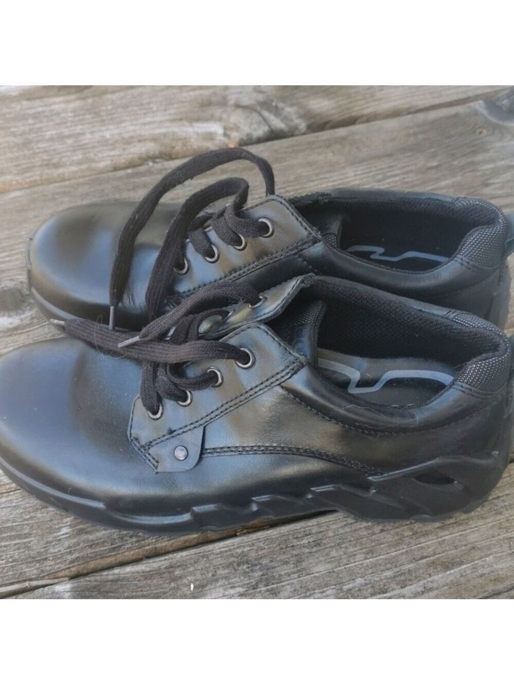 Ecco Gore-Tex leather sneakers. Men's size 7. Never worn. EUC